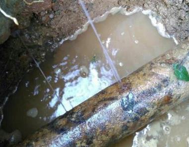 海陵楼顶渗水维修公司分享下地暖漏水的原因及检测方法。